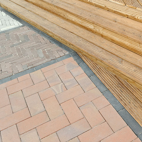 Auf den Musterflächen sind verschiedene Pflastersteine zu sehen.