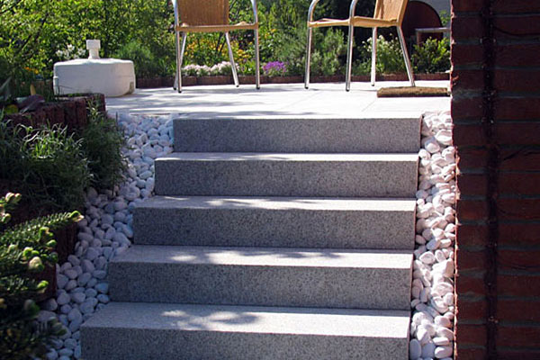 Granit-Blockstufen, kombiniert mit weißem Marmorkies.