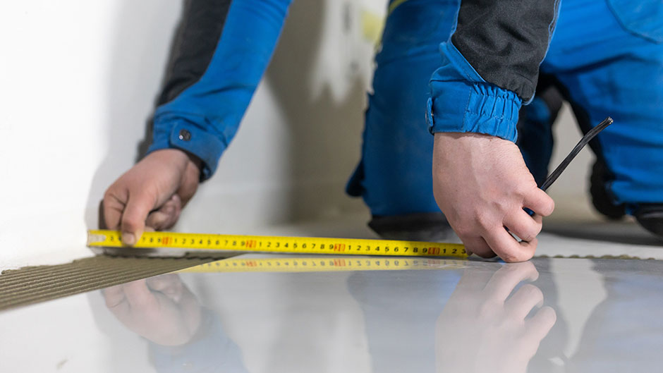 Egal, ob einzelne Risse, unschöne Absplitterungen oder lockere Fliesen: Unsere erfahrenen Spezialisten analysieren den Schaden präzise und führen die fachgerechte Reparatur durch.