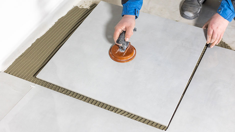 Als Ihr Baustoffpartner bieten wir Ihnen einen professionellen Verlegeservice für Fliesen im gesamten Innenbereich.