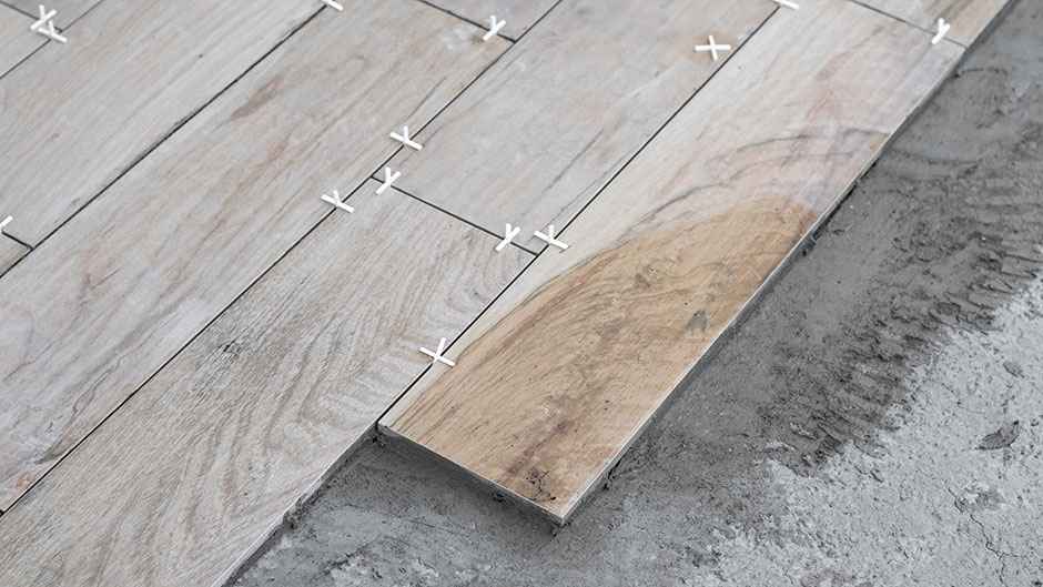 Wir bieten einen professionellen Verlegeservice für Fliesen in Ihren Außenbereichen an. Auch anspruchsvolle Projekte wie Terrassen und Wege setzen wir fachgerecht um.