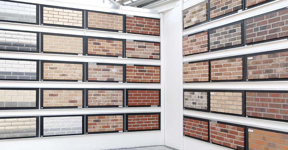 In unserer Ausstellung in Hildesheim sind verschiedene Musterflächen aus Klinkern und Verblendern in unterschiedlichen Farben zu sehen.
