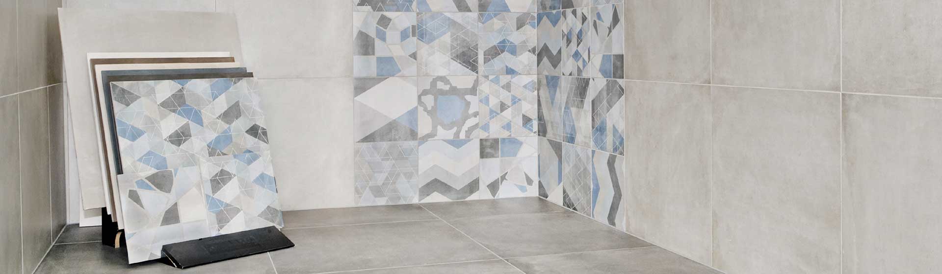 Diese Fliesenkombination besteht aus gemusterten und großformatigen Fliesen in Beige.