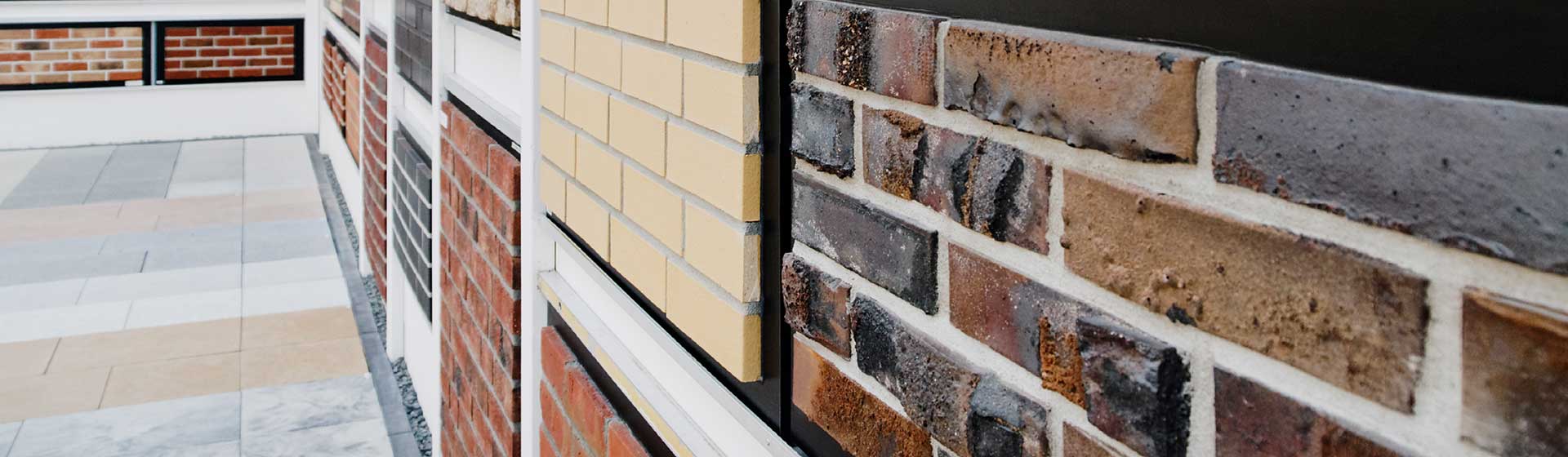 Auf unseren Musterflächen präsentieren wir Klinker in glatter und rauer Ausführung sowie Terrassenplatten in einer großen Farbauswahl, die von hellem Grau über Orange bis hin zu Rot und Rot-Schwarz reicht.