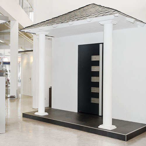 Das Bild zeigt eine moderne Haustür in Schwarz mit einem stilvollen Glaseinsatz. Dank der Präsentation in der Musterwand können unsere Kunden die Tür in einer realistischen Einbausituation erleben und die Wirkung von Material, Farbe und Lichtdurchlässigkeit direkt beurteilen.